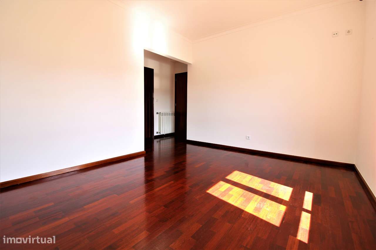 Apartamento T3 com Garagem, Granja do Ulmeiro-7