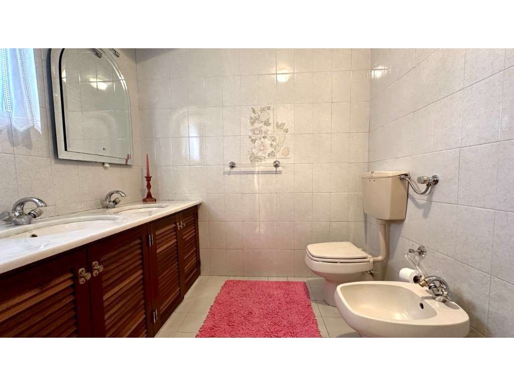 Moradia T5 com Sótão, Jardim Privado e Churrasqueira - Carnaxide-13