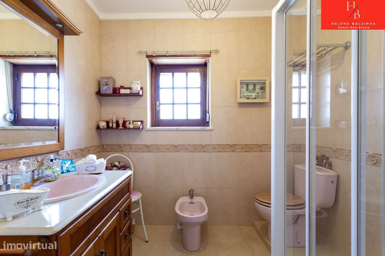 Bonita moradia V6, situada nos Casais de São Lourenço, junto à pra-47