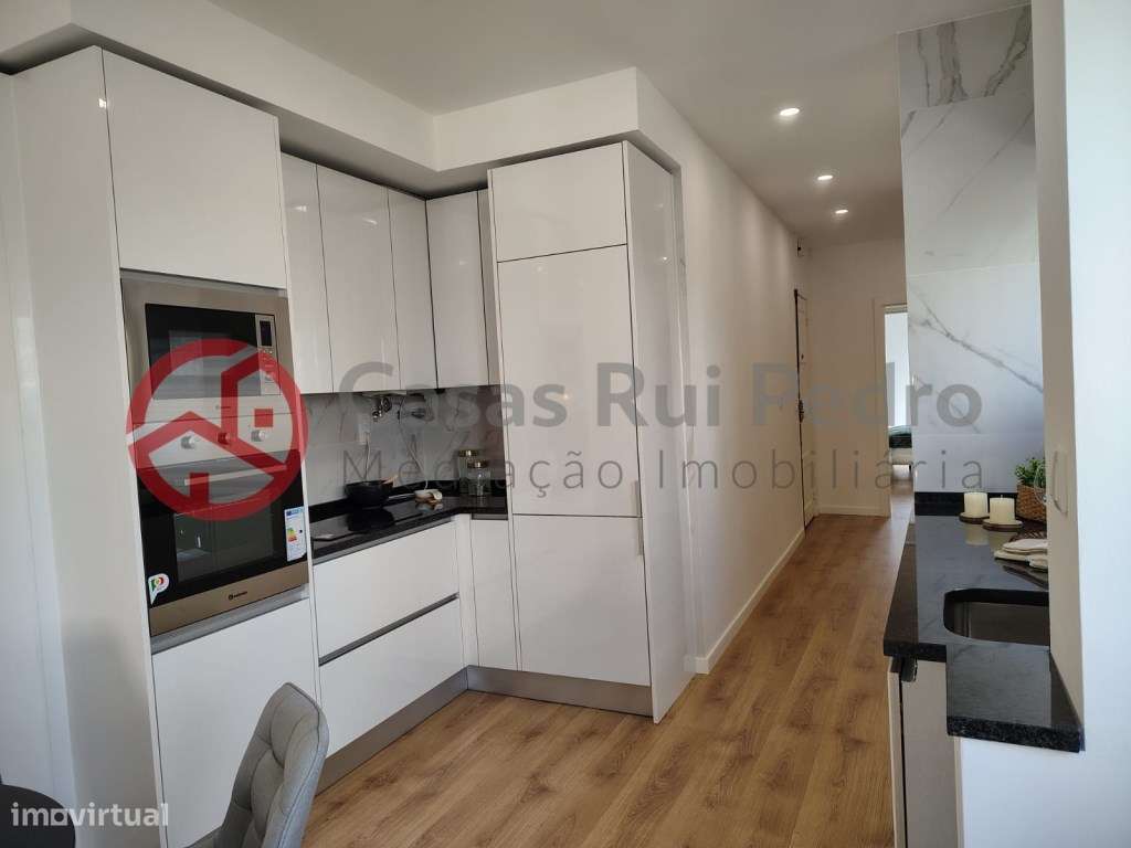 Apartamento T3 totalmente remodelado, com duas frentes, na Estrada ... - Grande imagem: 5/21