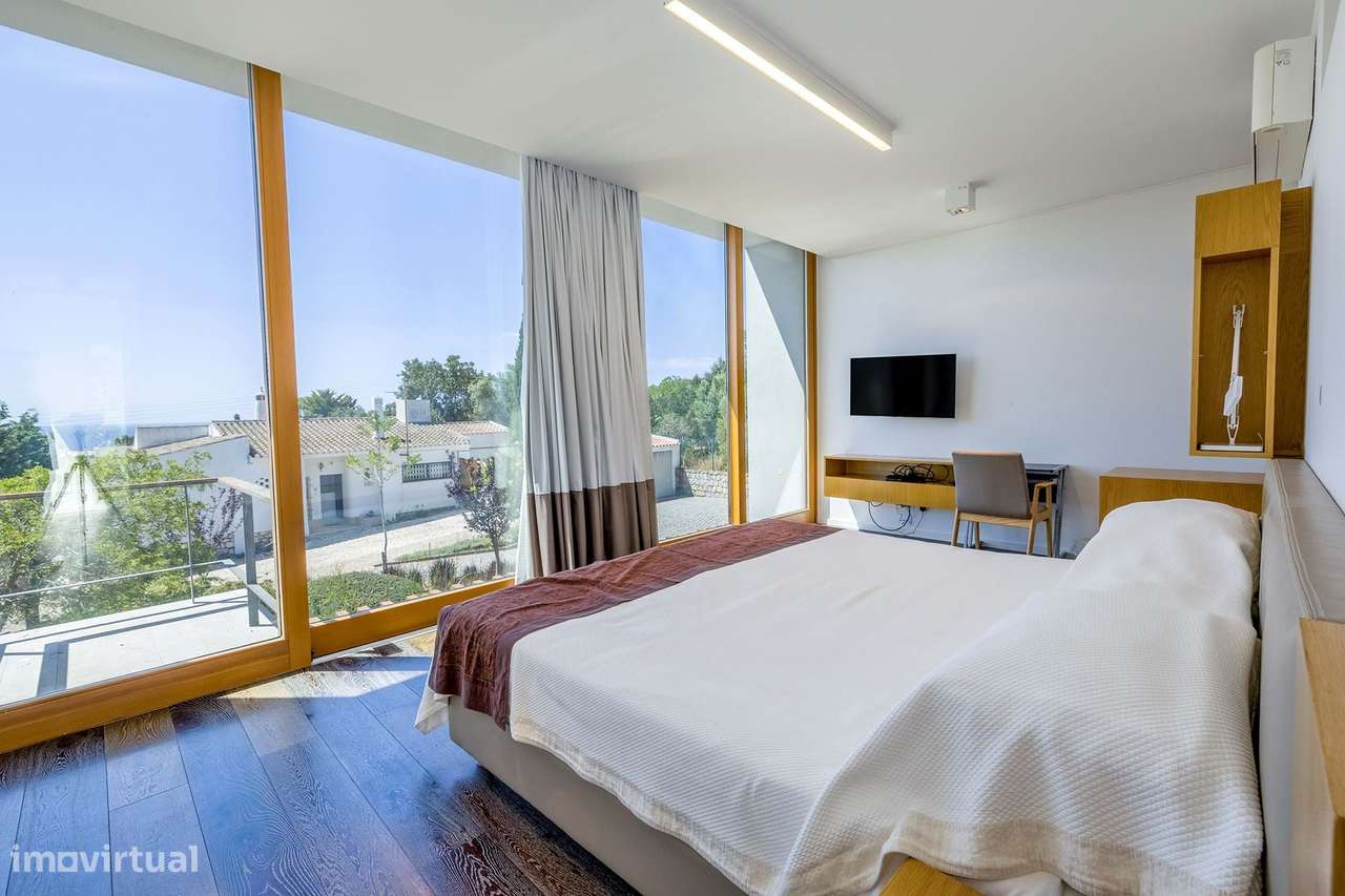 PROPRIEDADE COM 2 MORADIAS COM 3815m² DE TERRENO E COM VISTA PARA O MA - Grande imagem: 4/54