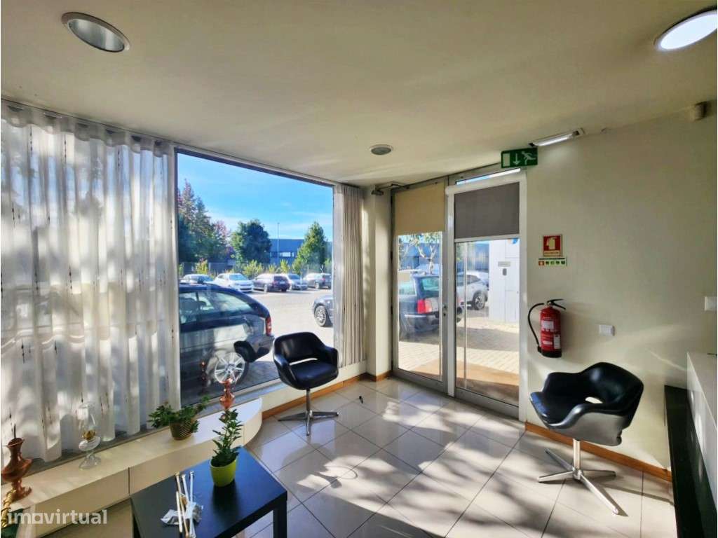 Armazém com 700m2 em Parada de Tibães - Grande imagem: 2/16