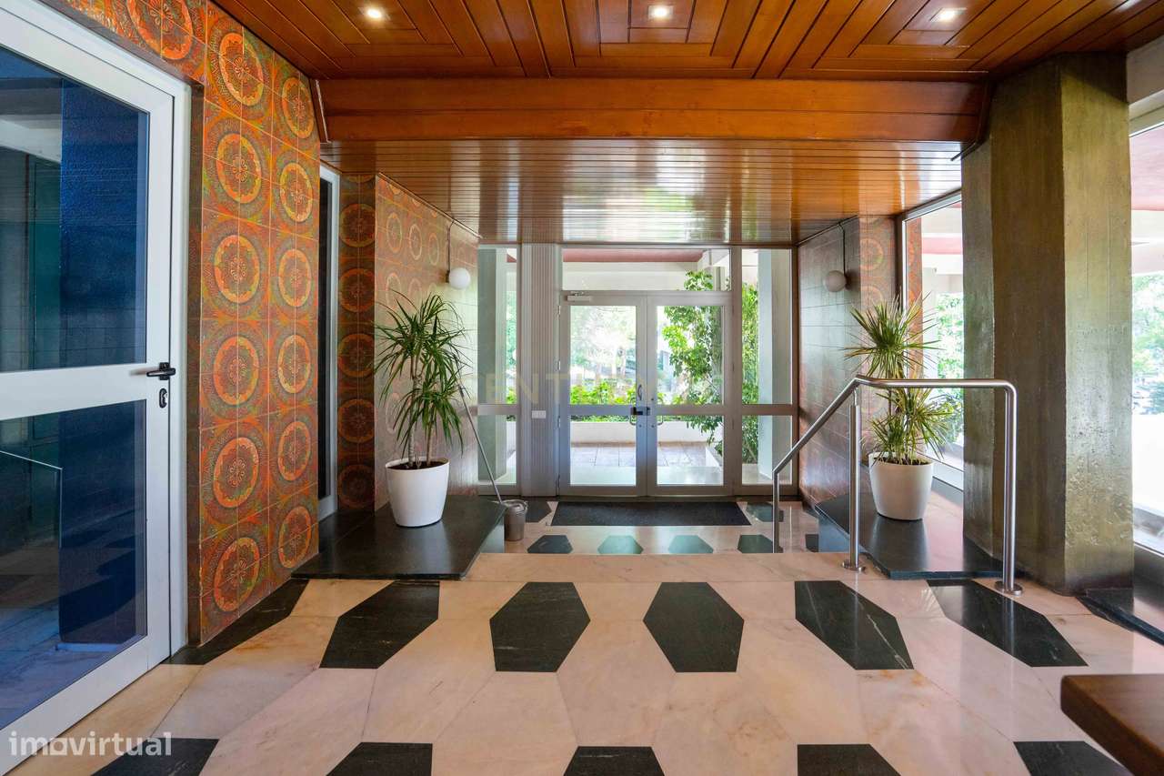 T2 transformado em T3, totalmente remodelado, localizado numa das zona-7