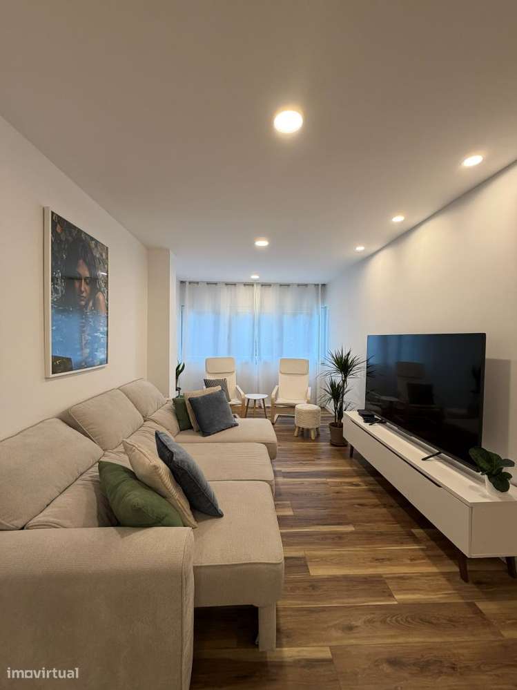 T3 totalmente remodelado a 2.8km da praia de São Pedro do Estoril.-3