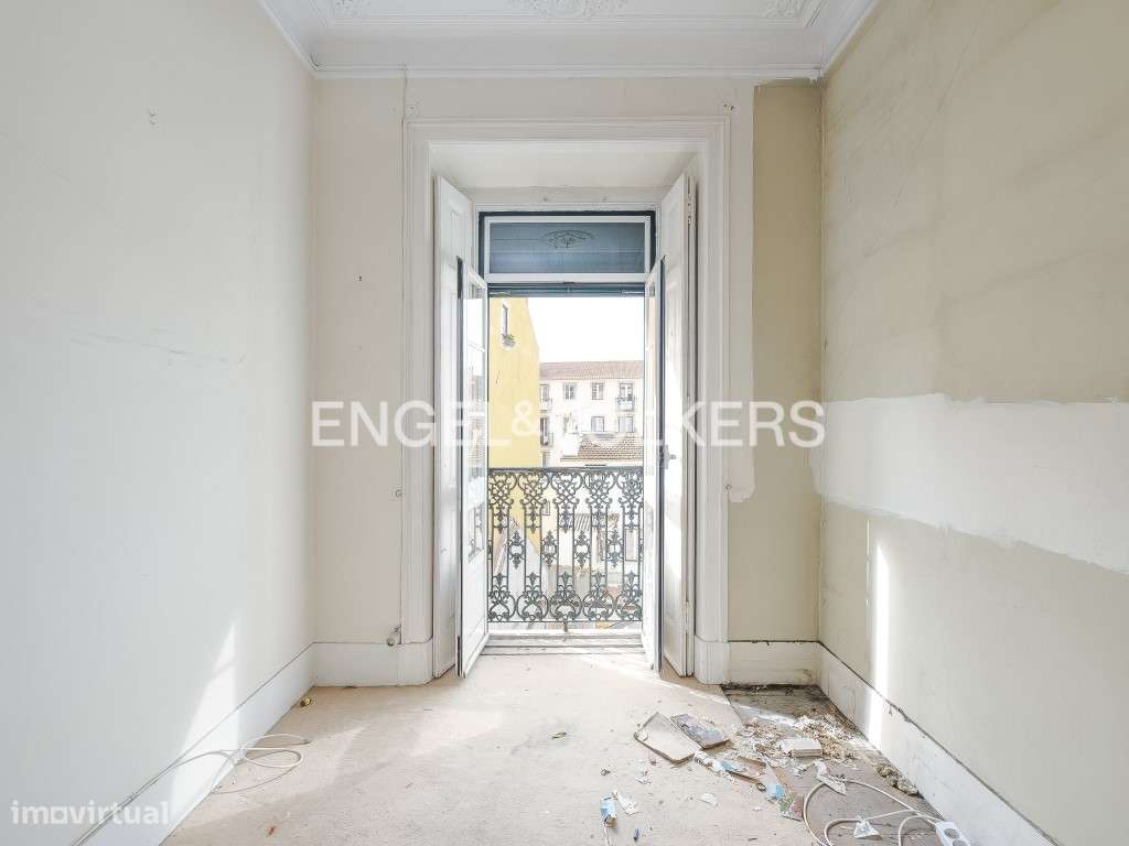 OPORTUNIDADE: T3 para remodelação próximo da Praça das Flores - Grande imagem: 4/42