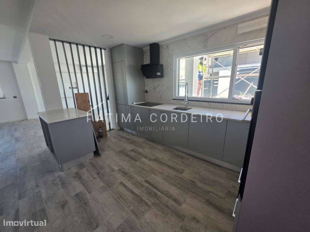 Moradia T3 com piscina e terraço-21