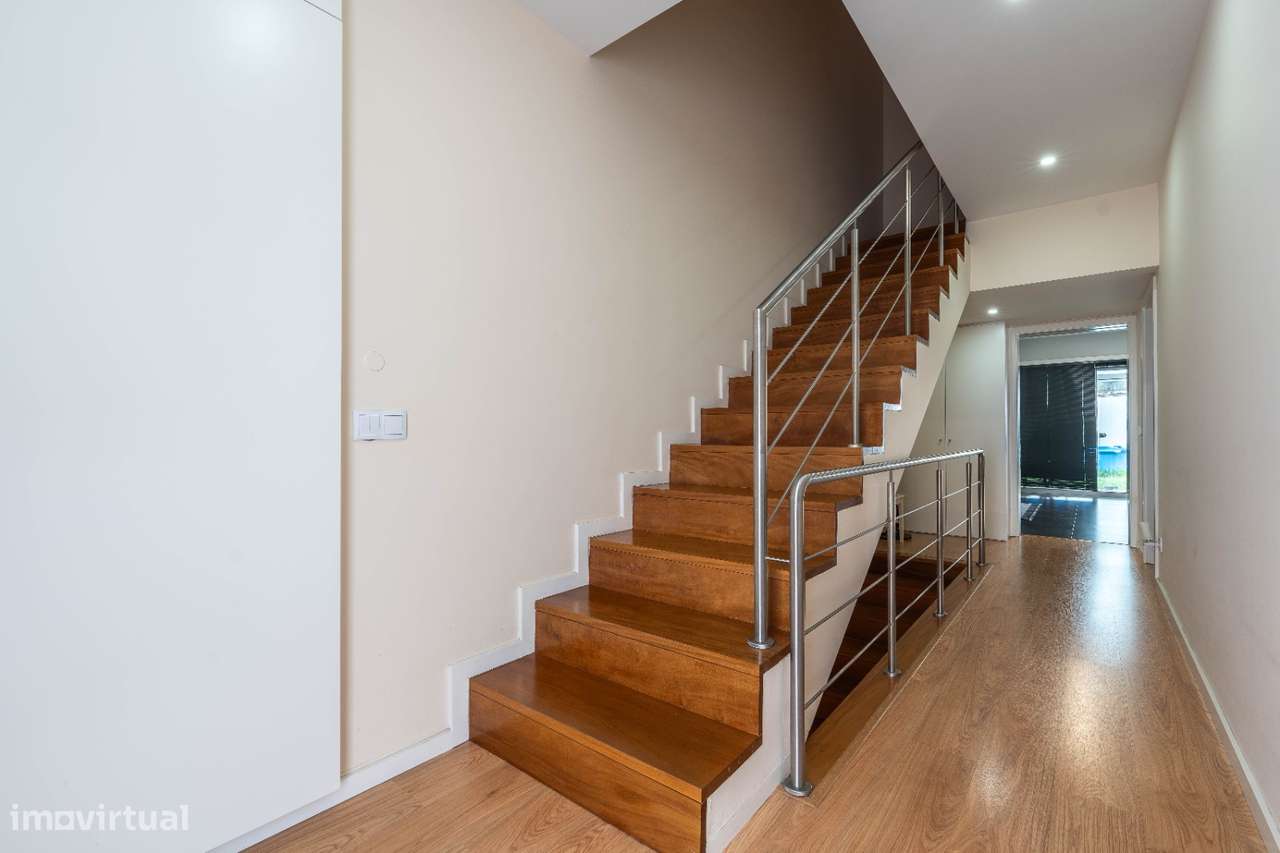 Moradia T4, em banda, de cave, rés-do-chão e andar, como nova!-9