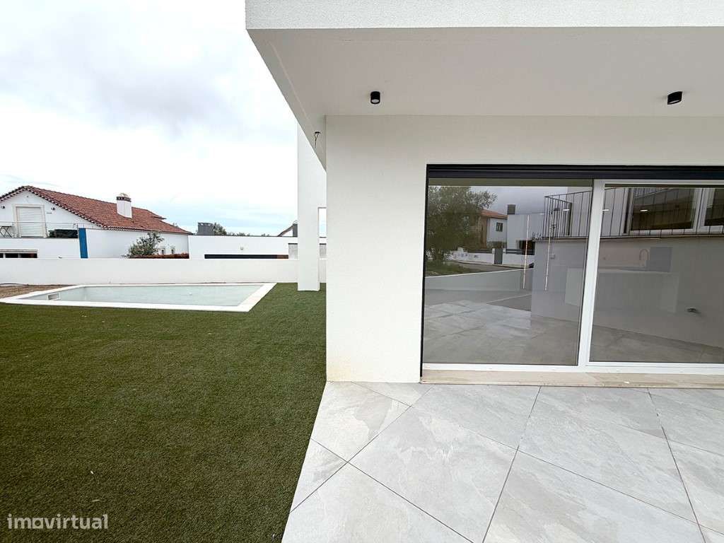 Moradia a Venda em Azeitão com Piscina e Jacuzzi Exterior - Grande imagem: 4/33