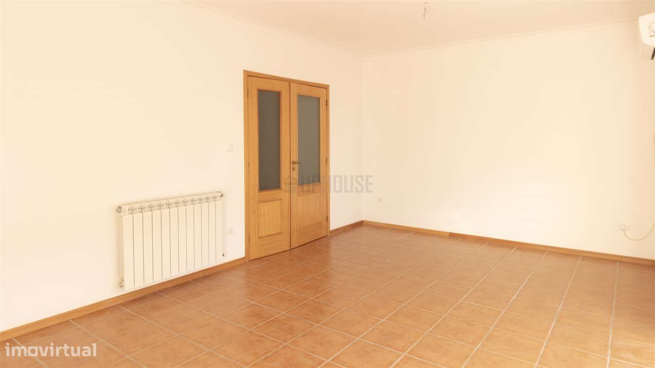 Apartamento T2 com Garagem Fechada - A Dois Minutos do Centro de Viseu-2