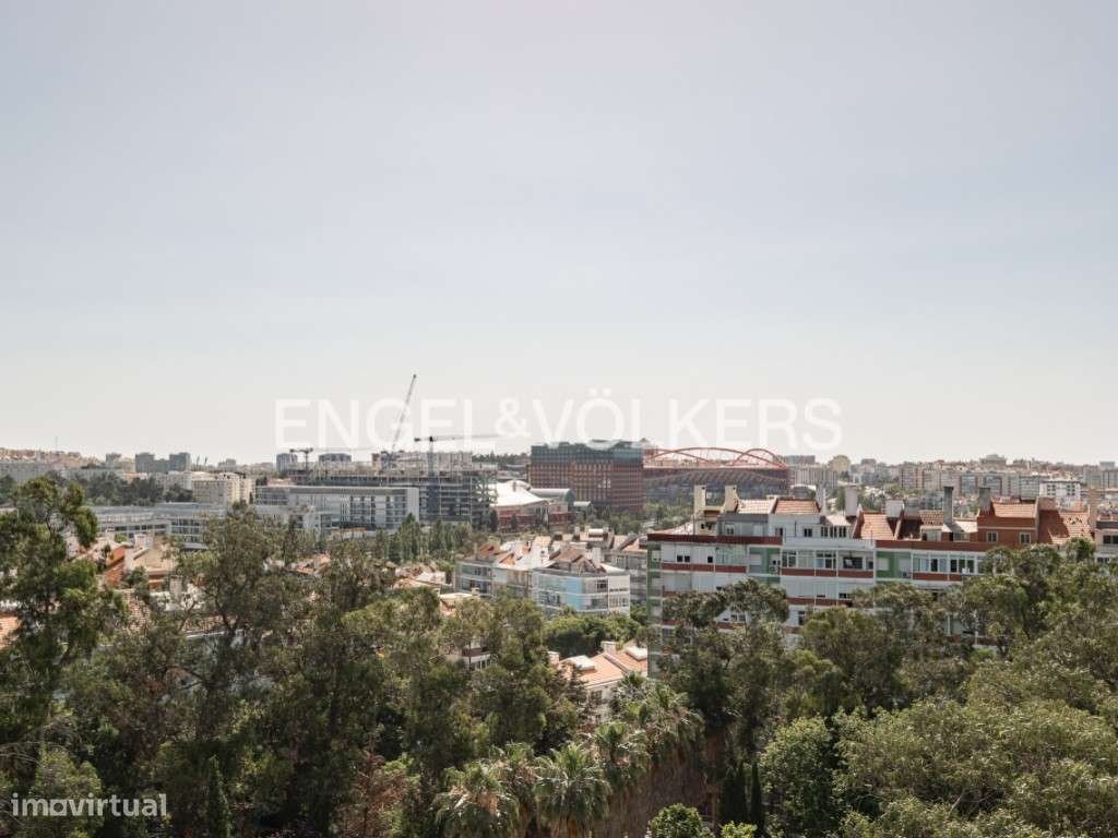 T2 em Benfica para Remodelação com Vista Panorâmica sobre Lisboa-6