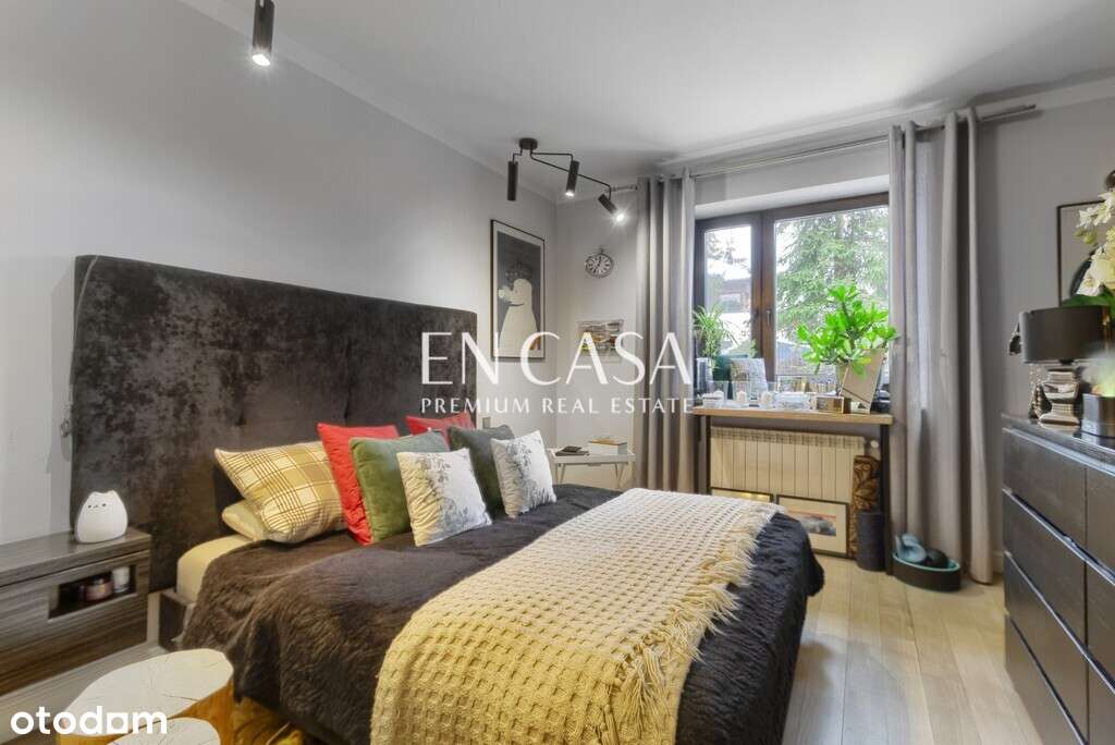 Restauracja przy ruchliwej ulicy.-14