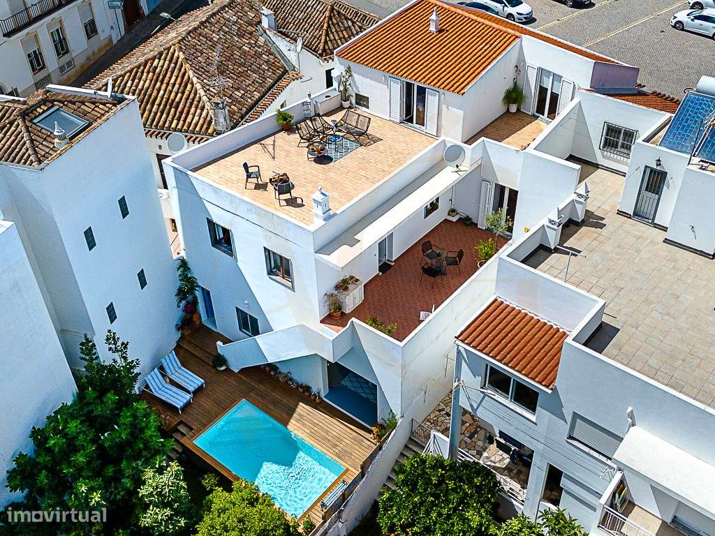 Moradia com Garagem, Piscina, Jardim e amplos Terraços, para venda ...-0