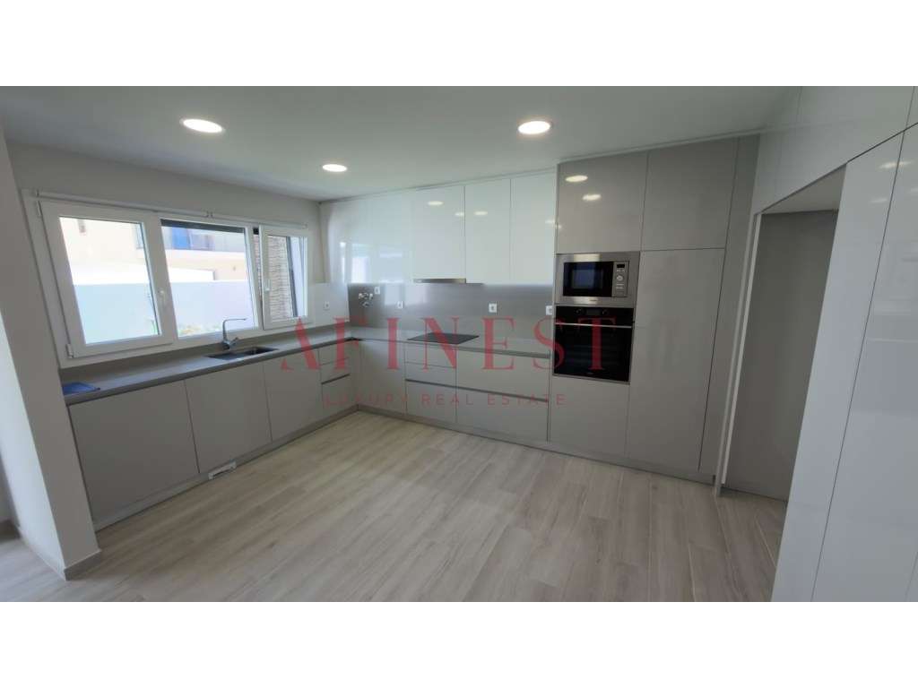 Moradia em Famões pensada para T4 | sala de 43 m² que dá 4.º quarto...-5