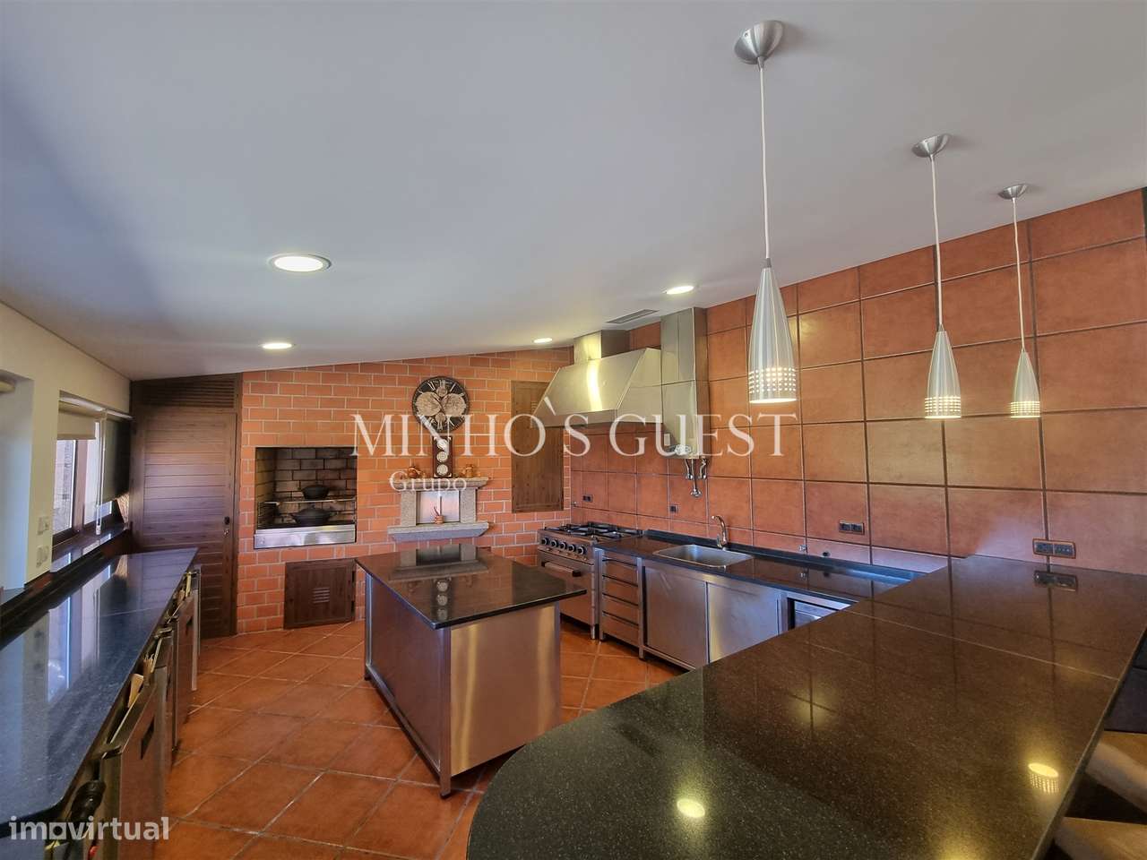 Moradia V4 de Luxo (650m2) Implantada em Terreno de 12500m2 - Souto, G-42