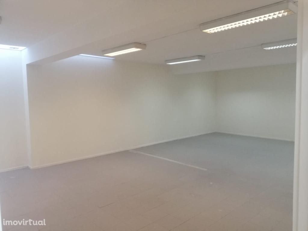 Espaço para Armazém/Arrecadação/Estúdio/Centro/Metro a 400m