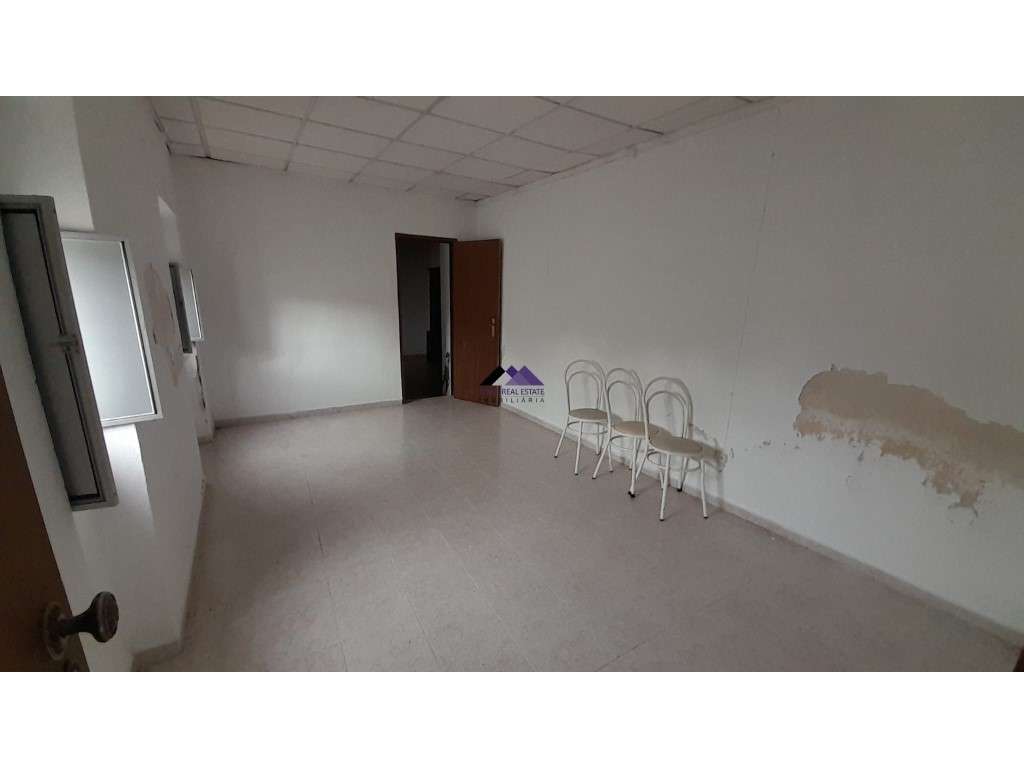 Casa Térrea para Recuperar nas Hortas com Grande Potencial-17