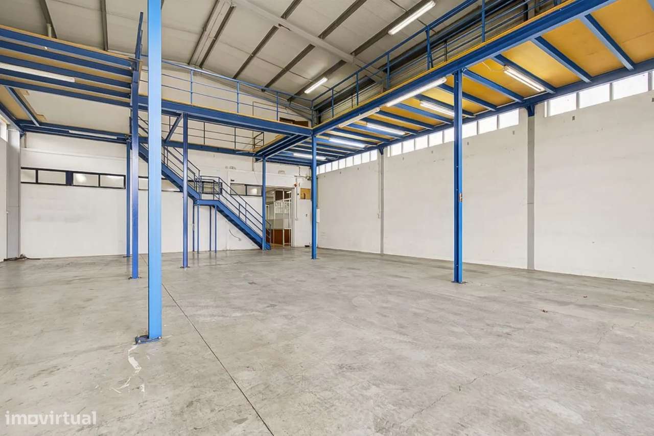 Armazém / Edifício Industrial com 1.800 m² | Avintes – Frente à N222-2