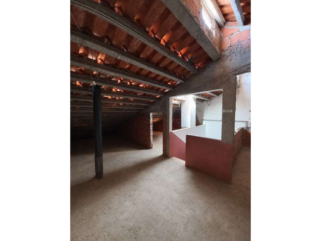 Moradia com 232 m², terreno de 630 m², piso inferior ao nível do ja...-20