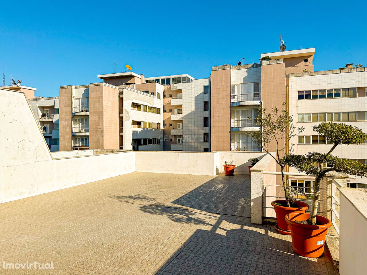 Apartamento T3 com terraço, totalmente remodelado e pronto a habitar