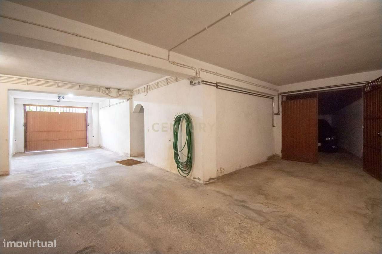 Apartamento T2 com Garagem e Vista Panorâmica – Rua António Jardim, Co-11