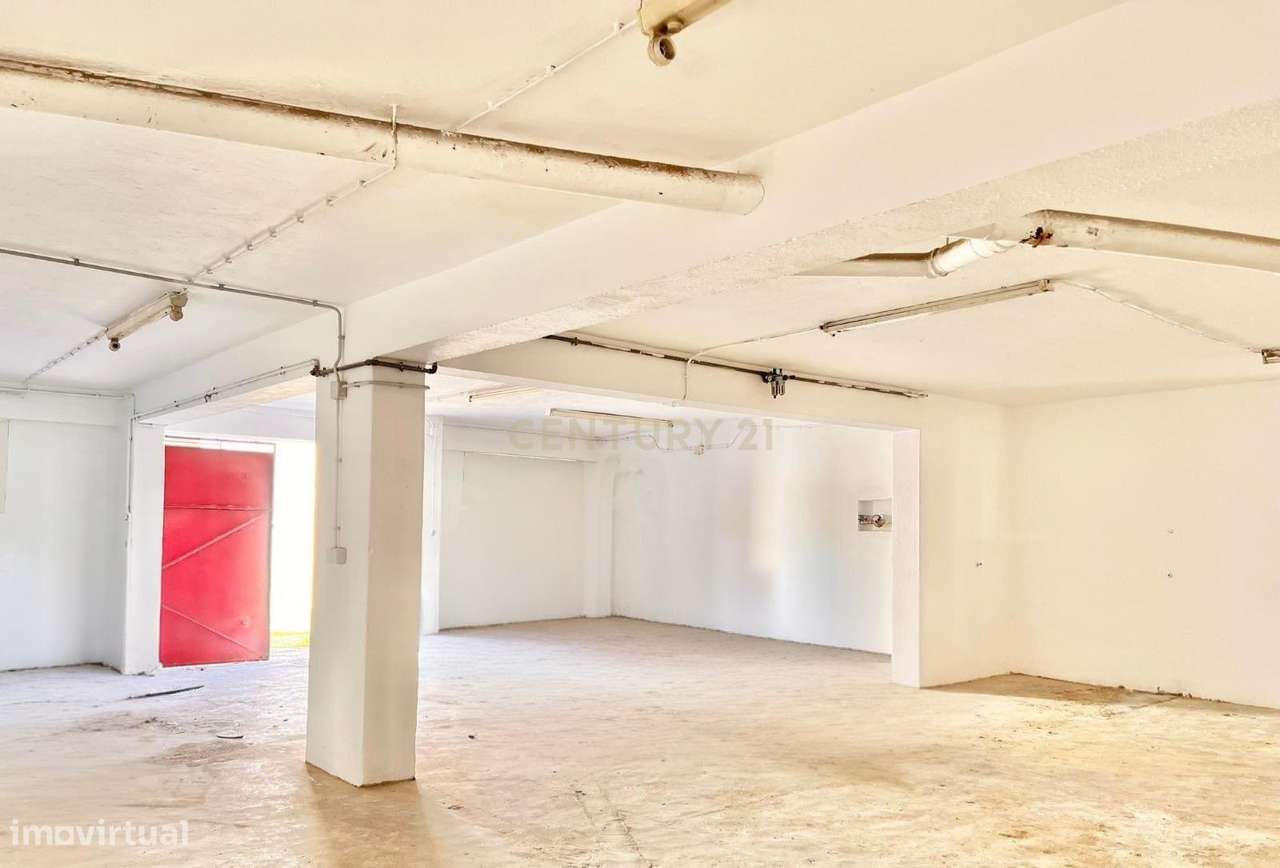 Venda conjunta de apartamento e dois armazéns em Caneças (Ponte da Bic-18