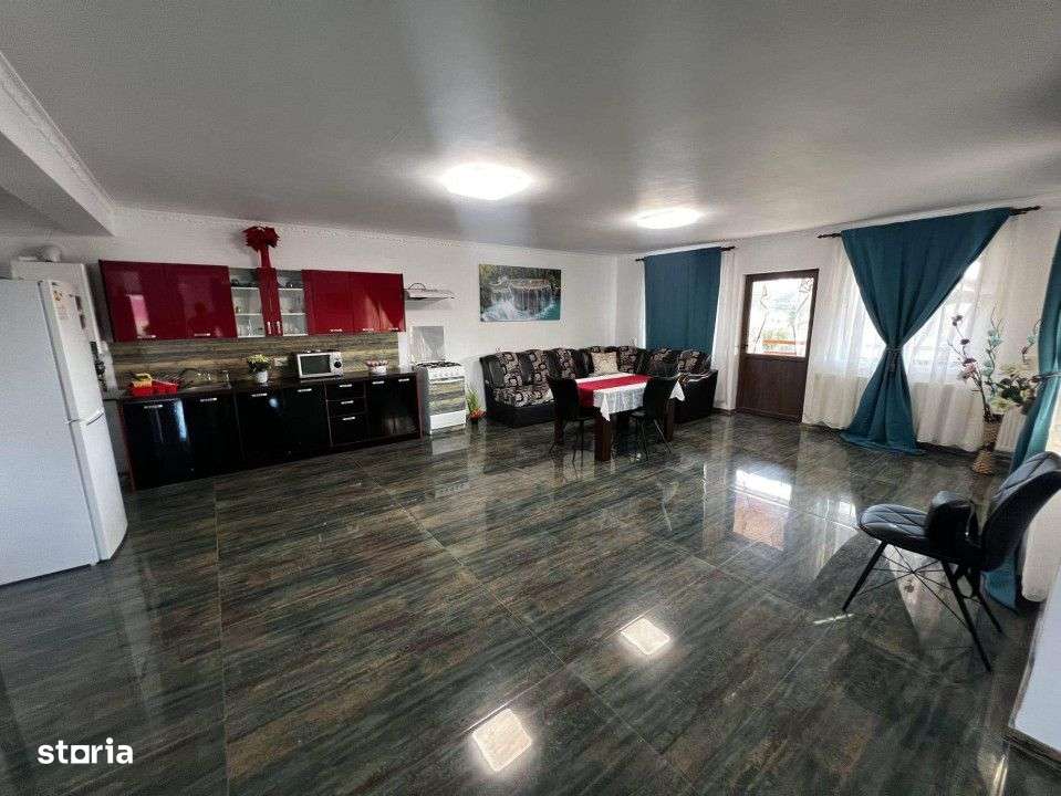 Casa cu piscina, 6 camere si 3 bai - Imagine principală: 2/6