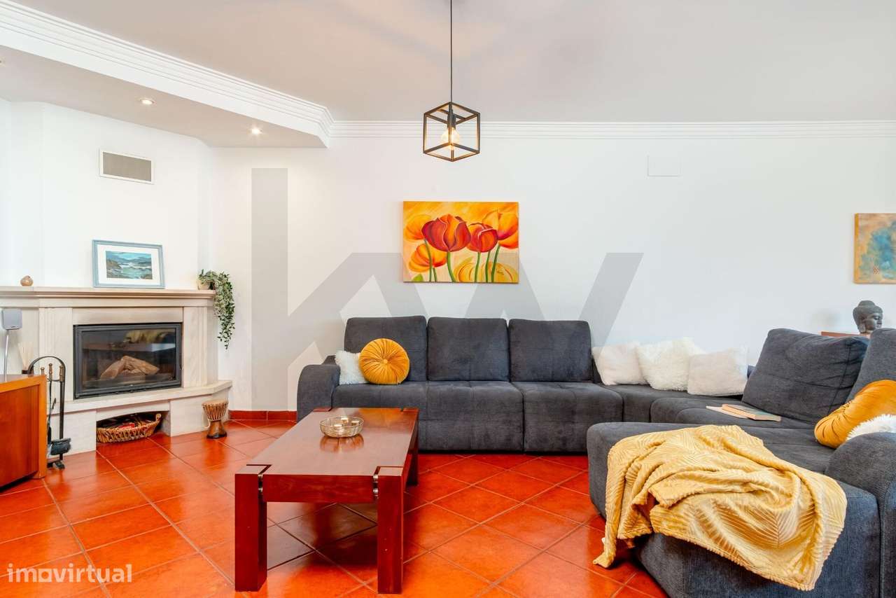Moradia em Banda T4+1 com Jardim, Garagem e Sótão-13