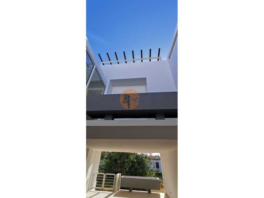 Moradia totalmente renovada numa zona calma onde predomina a habita...-23