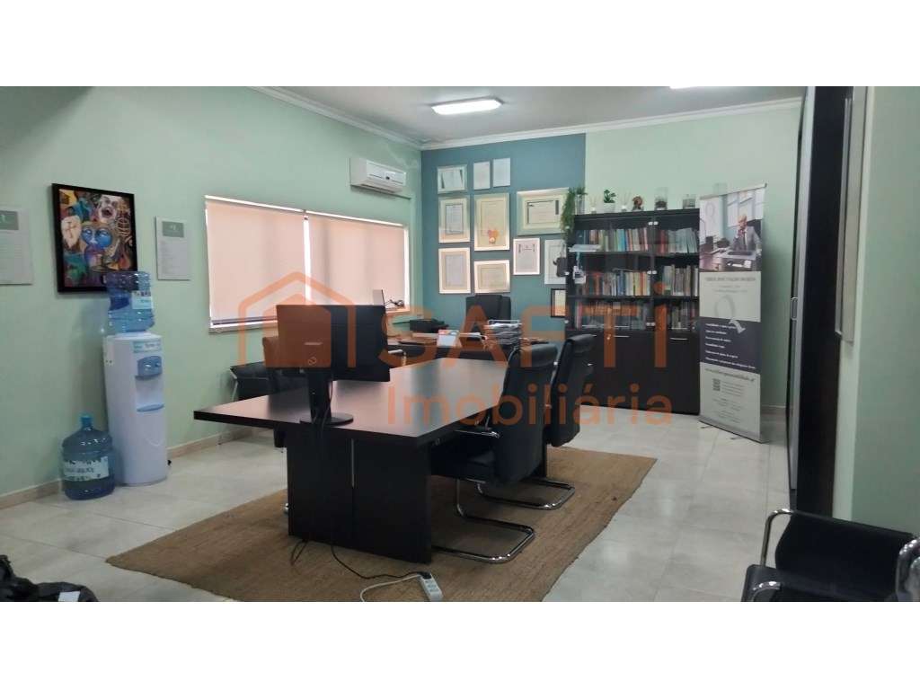 Oportunidade Única: Escritório Espaçoso com Potencial de Transforma... - Grande imagem: 3/6