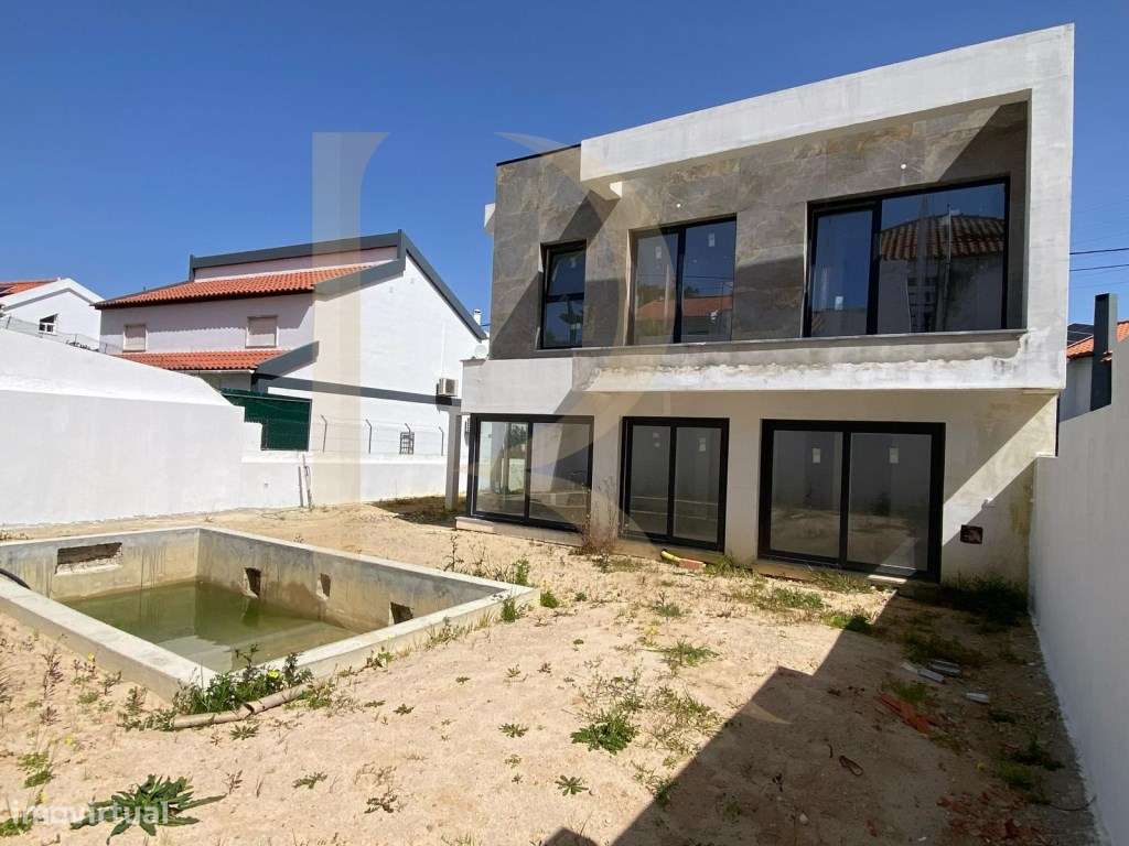 Moradia isolada T4 por terminar na Charneca da Caparica-12