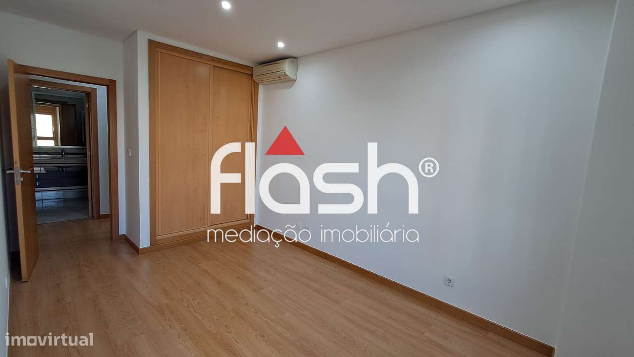 Apartamento T3 com 4 parqueamentos em Odivelas-11