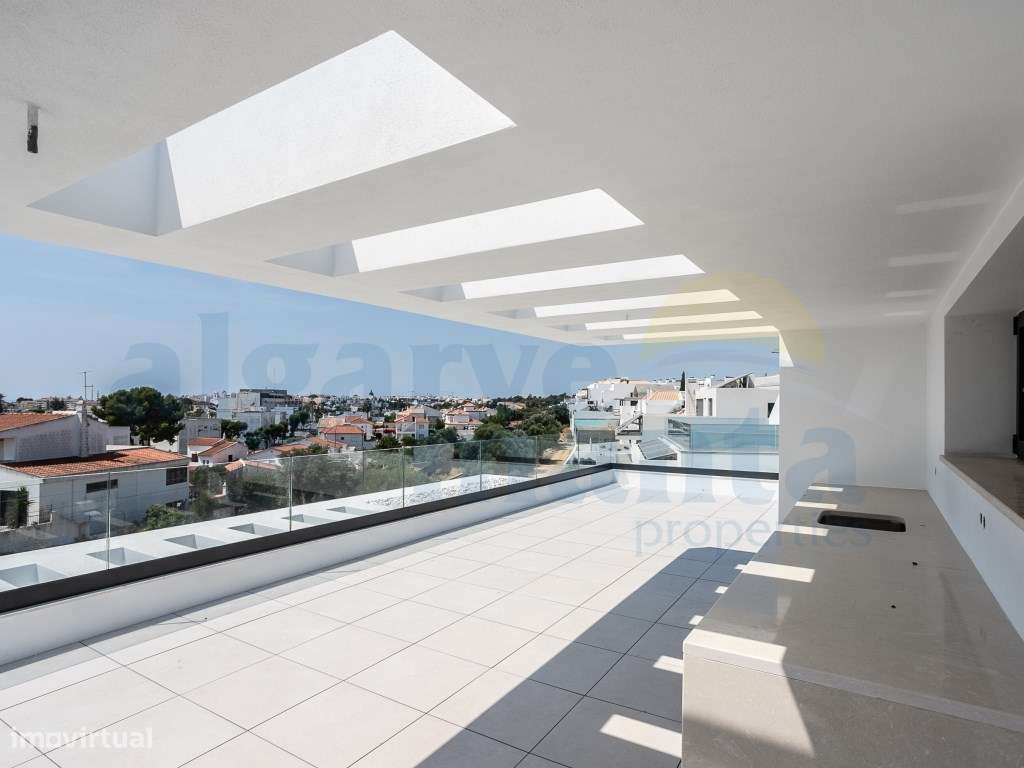 Moradia T4 de Arquitetura Contemporânea com Piscina, Rooftop e Vist...-5