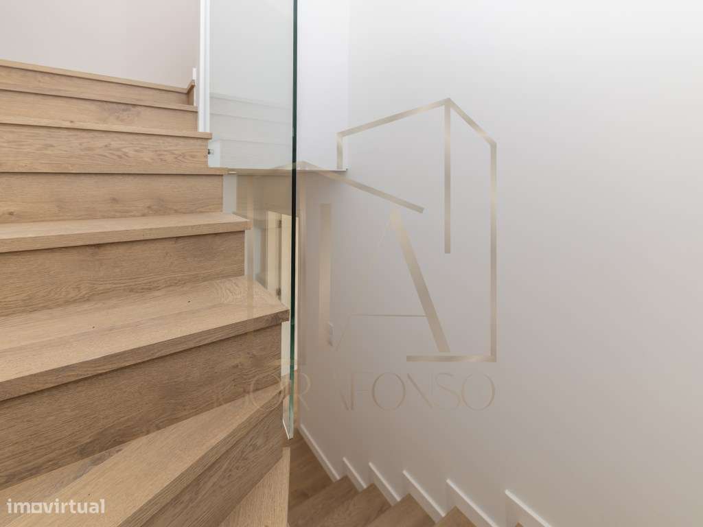 Moradia Geminada T3 com Suíte e Ótimo Espaço Exterior-34