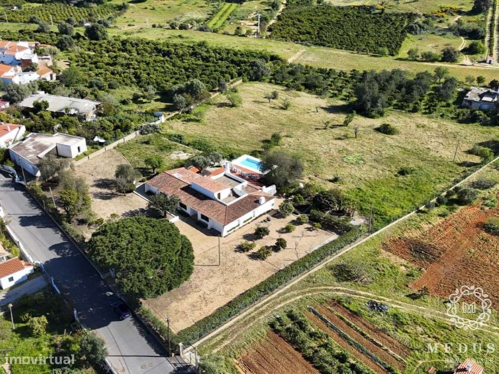 Moradia Térrea T5 com Piscina - Arquitetura Intemporal no Algarve-24