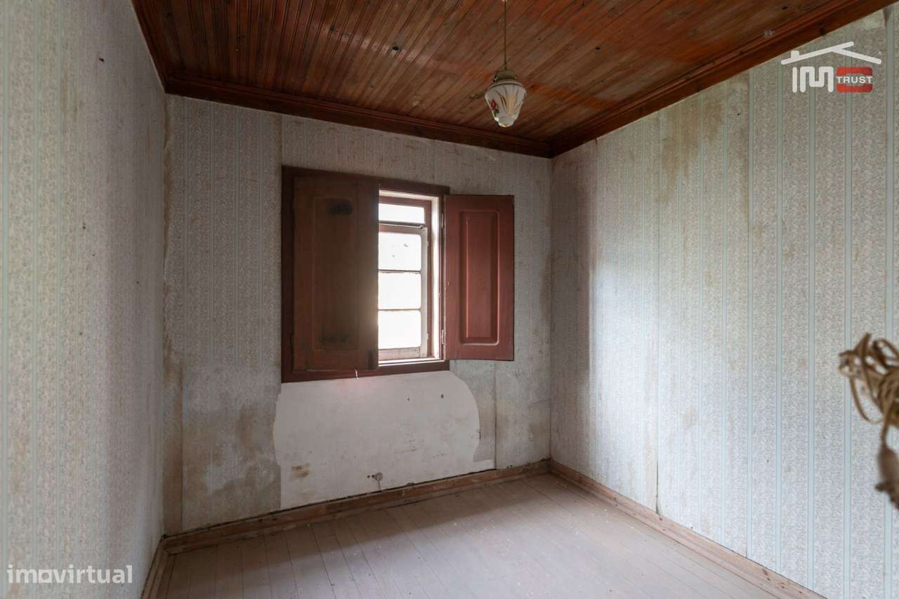 Excelente moradia térrea T3 para recuperar-10