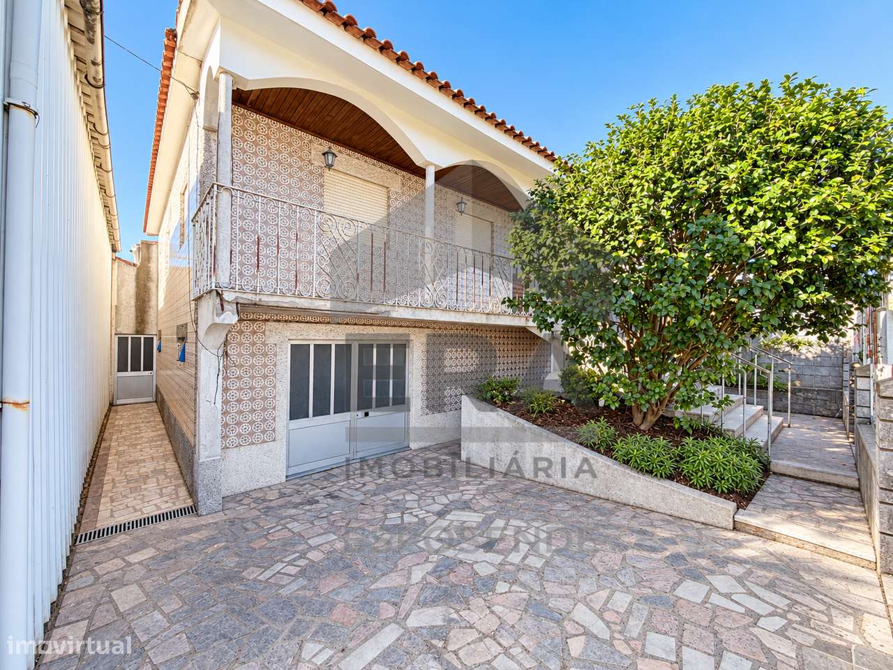 Amorim: Terreno de 1.775 m² com Moradia e Armazém-8