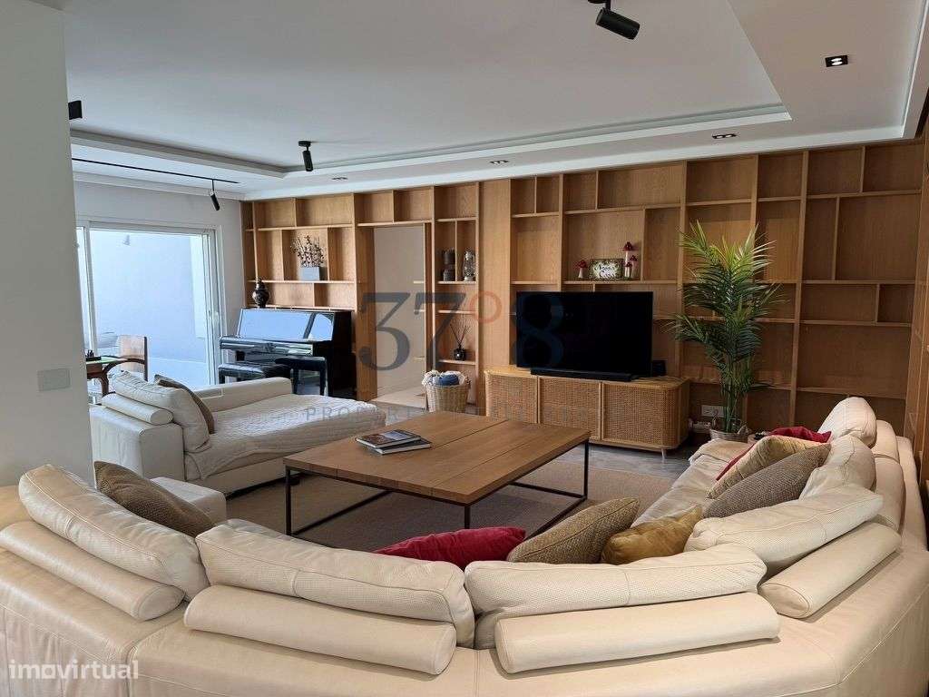 Uma vivenda de 4 quartos com piscina, num terreno de 2 hectares a 10 m-9