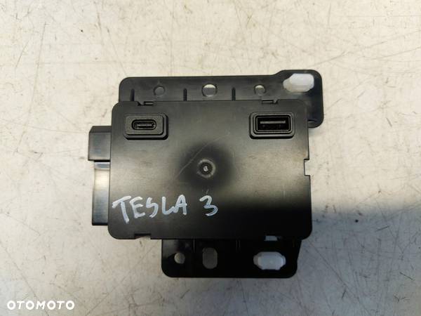 TESLA MODEL 3  gniazdo złącze adapter  USB - 2