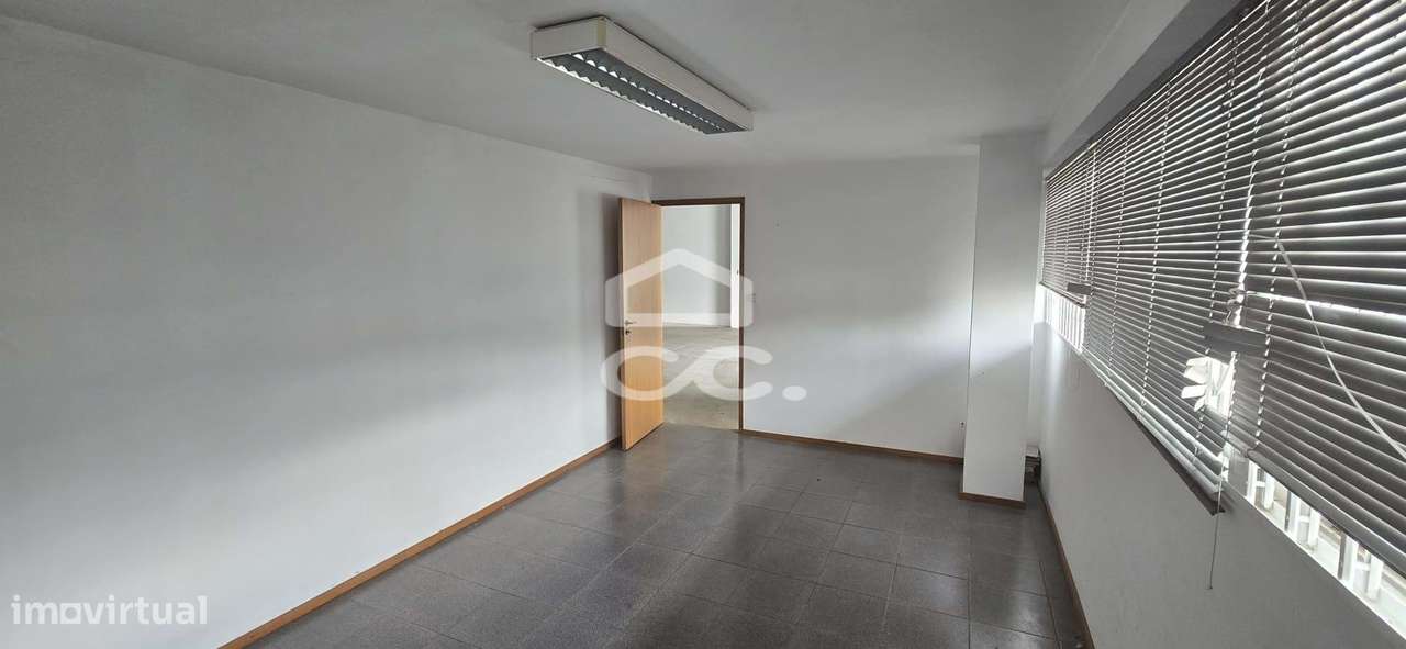 Armazém funcional em Selho, Guimarães-5