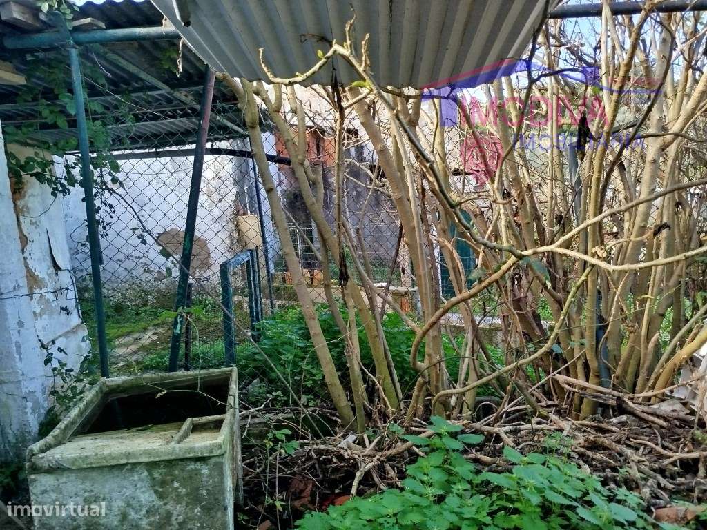 Moradia T2 com arrecadações, garagem e quintal em Constância-29