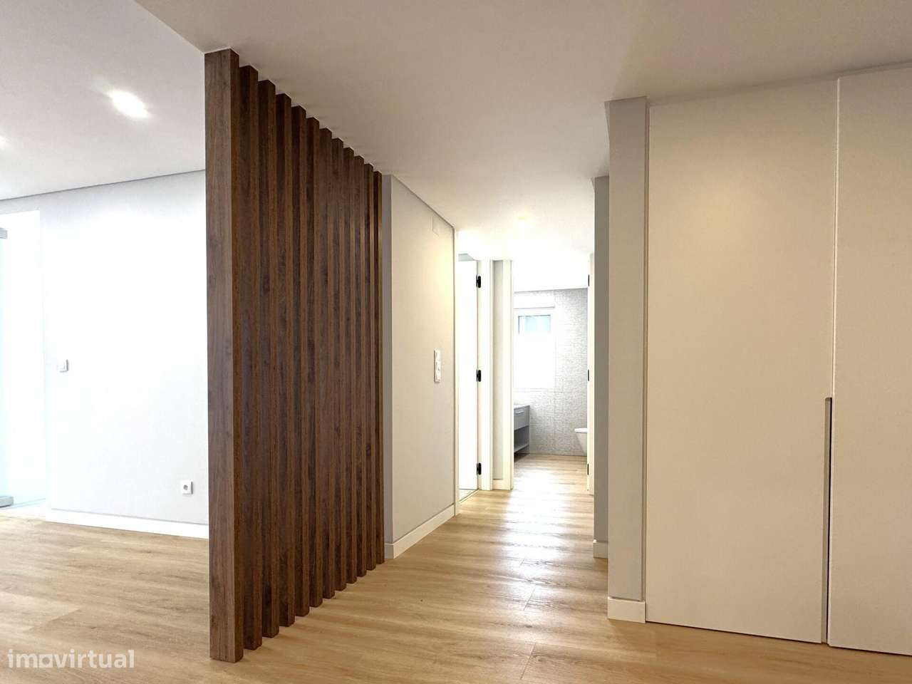 Apartamento T3 novo com estacionamento no centro de Carcavelos - Grande imagem: 2/56