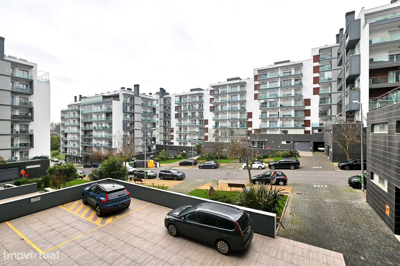 Elegante T2 com 2 Amplos Terraços e parqueamento  para Carro Elétrico-29