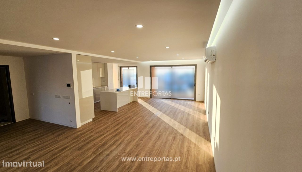 Venda de Penthouse T2, c/terraço, próxima do centro, Póvoa de Varzi