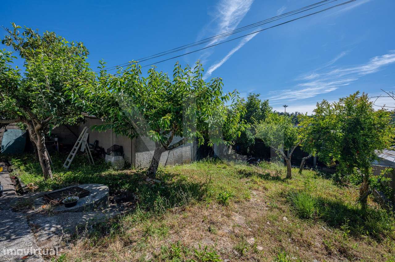 Moradia T3 com Jardim, Armazém e Terreno de 622 m² em Santo Tirso-24