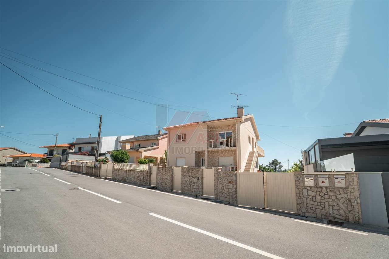 Moradia Espaçosa com 3 Habitações Independentes, Garagens e Terreno –-27