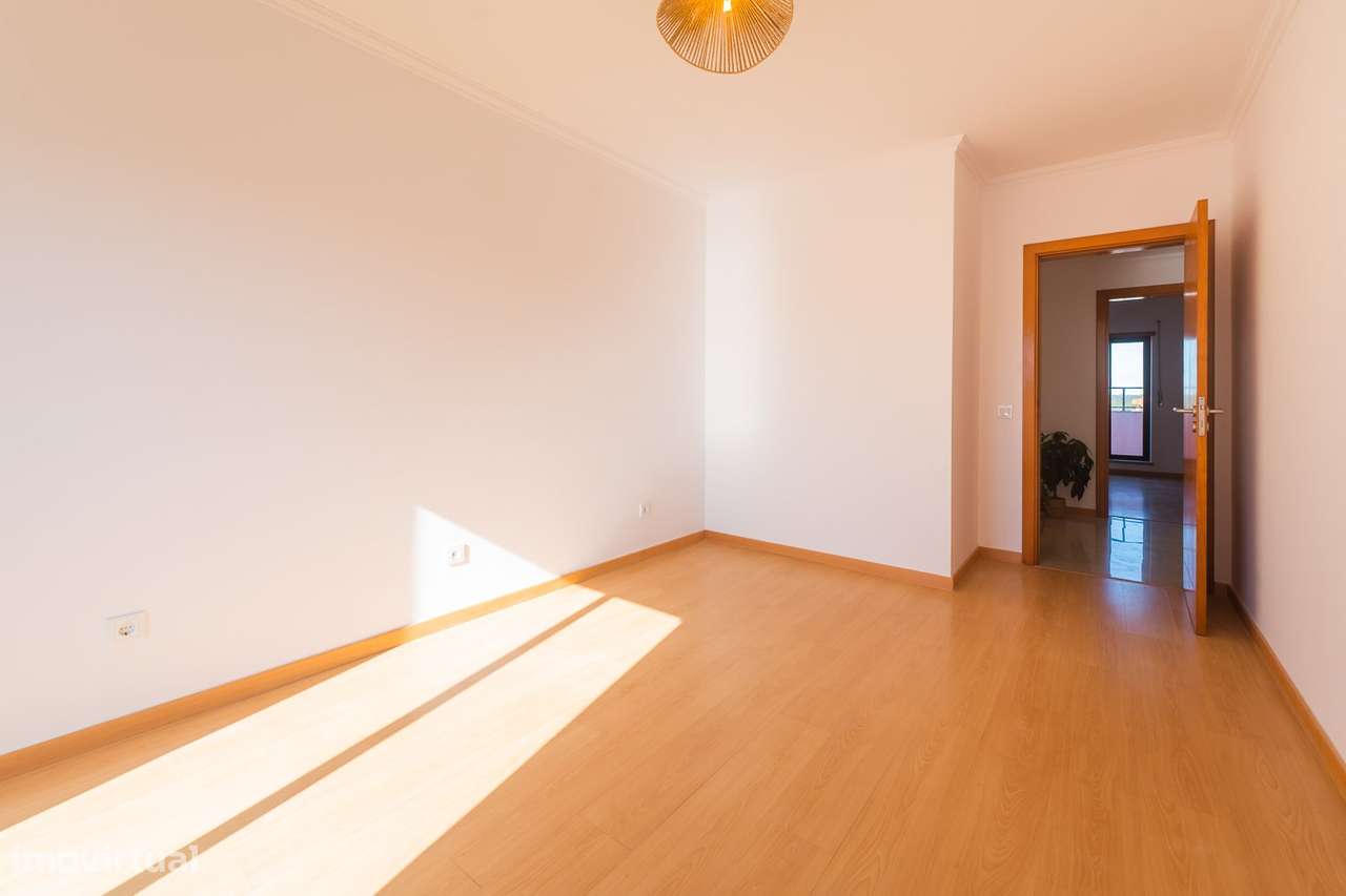 Apartamento T2 na Quinta do Conde com área de 136m2-35