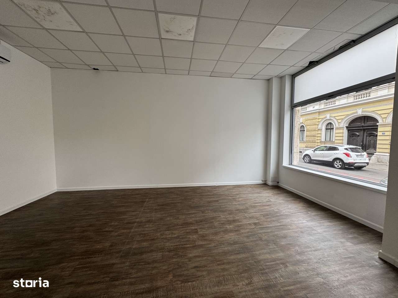 Spațiu comercial ultracentral cu 2 vitrine, 132 mp, intrare auto - Imagine principală: 4/20