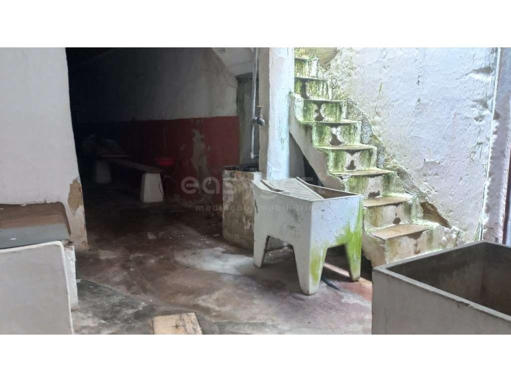 Moradia T2 para remodelar no Centro de Amiais de Baixo.-5
