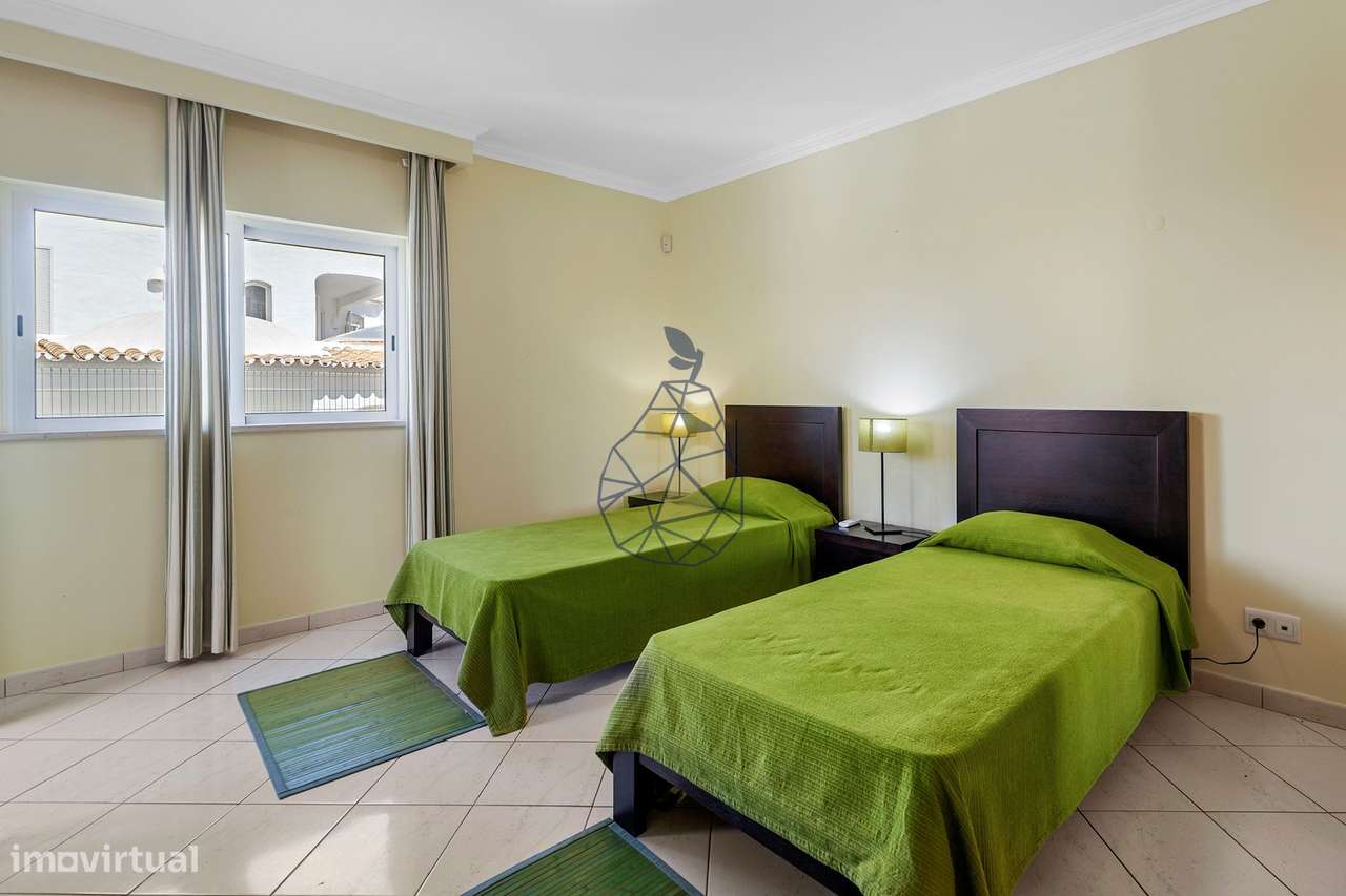 Moradia T5 com Piscina Privada, Jardim e 5 Suites em Montechoro, Albuf-49