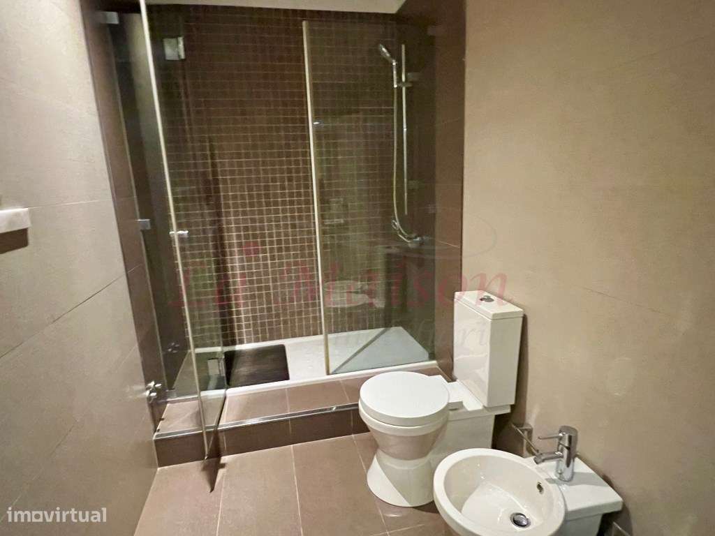 Moradia V4 Duplex no Centro de Loures-55